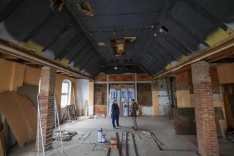 Wie weit ist das Berggasthaus in Hohenstein-Ernstthal zwei Jahre nach Start der Sanierung? - Die trapezförmige Decke im Saal des Berggasthauses war bisher verborgen. Künftig soll die ursprüngliche Form sichtbar sein. In der Bildmitte ist der behelfsmäßig verschlossene Durchbruch zur Nordterrasse erkennbar.