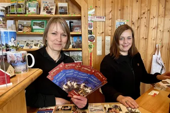 „Wie weit ist es bis zum Strand?“: Was Besucher des Schwarzenberger Weihnachtsmarktes in der Stadtinfo wissen wollen - Nicole Ullmann und Katrin Metzner-Kloß sind zwei der viel gefragten Mitarbeiter in der Stadtinformation Schwarzenberg.