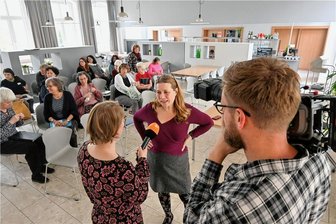 Wie weit ist es mit der Kulturhauptstadt in Chemnitz? Ein ZDF-Team fühlt der Stadt auf den Zahn - Das ZDF in Chemnitz: Cornelia Schiemenz interviewt Chorleiterin Valérie Suty bei einer Probe am Donnerstag. Kameramann Niklas Grunwald filmt. 