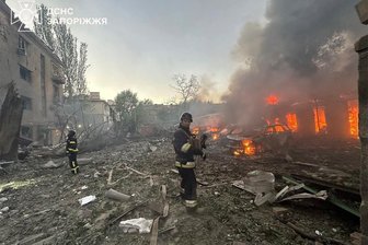 „Wie weiter in der Ukraine?“ - So lief die Podiumsdiskussion der Friedensinitiative Plauen-Vogtland - Feuer in Saporischschja, nachdem in der Nacht zum Sonntag Lenkbomben die Stadt trafen.