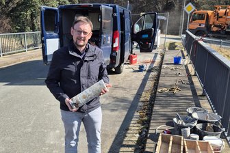 Wie weiter mit der gesperrten Brücke bei Hohentanne? Können Bohrkerne Auskunft geben? - Bürgermeister Rolf Weigand mit einem der Bohrkerne aus den Widerlagern der Brücke bei Hohentanne.