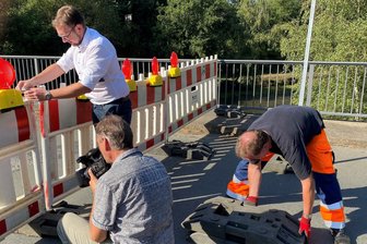 Wie weiter mit der Muldenbrücke bei Hohentanne? Großschirmas Bürgermeister Weigand kündigt Druck an - Am 20. September 2024 wurde die Muldenbrücke bei Hohentanne gesperrt. Bürgermeister Rolf Weigand (l.) legte selbst mit Hand an.
