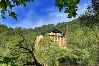 Wie weiter mit der Tannenhauerfabrik? - Die historische Tannenhauerfabrik liegt auf einer Insel im Grünen, zwischen der Zschopau und dem Mühlgraben, aber auch direkt an der Strecke derCity-Bahn nach Chemnitz.