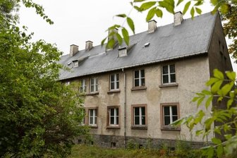 Wie weiter mit leer stehendem Haus? - Das Haus Nummer 5 an der Crottendorfer Straße in Scheibenberg braucht ein neues Dach. Da aber noch nicht feststeht, wann und wie es einmal komplett saniert wird, steht eine vorläufige Noteindeckung im Raum.
