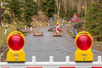 Wie weiter nach Hangrutsch in Markersbach? Straße weiterhin voll gesperrt - Auf der Straße Obermittweida hat es vor kurzem einen Hangrutsch gegeben. Die Straße musste daraufhin aus Sicherheitsgründen gesperrt werden und bleibt auch bis auf Weiteres zu.