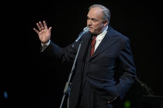 „Wie wenn man sich in eine Frau verliebt“ – Ulrich Tukur verrät, was ihn an alter Jazzmusik fasziniert - Die Freude an musikalischen Live-Aufritten hat er sich seit seiner Jugendzeit bewahrt: Ulrich Tukur und Die Rhythmus Boys kommen zu Beginn des neuen Jahres nach Zwickau in die „Neue Welt“.