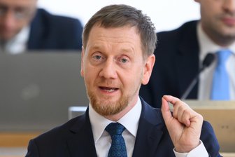 „Wie wenn’s nach oben schneit“: Wie Kretschmers Kurs bei der Opposition in Sachsen ankommt - „Die Gelder sind knapp“: Ministerpräsident Michael Kretschmer (CDU) in seiner Regierungserklärung am Mittwoch im Sächsischen Landtag.