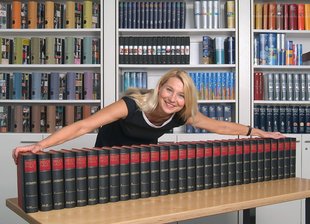 30 Bände, mehr als 1000 Autorinnen und Autoren: Die letzte Brockhaus-Edition auf Papier erschien vor 17 Jahren.  Foto: Brockhaus Verlag