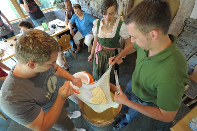 Wie wird aus Milch Käse? - Kritisch beobachtet Katrin Seyffert das Abschöpfen des Milchbruchs aus der Molke. Sie weiß, wie man Käse macht