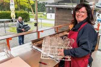 Wie wird das Wetter am Männertag in Zschopau und Umgebung? - Während Regine Weidensdorfer in Vorbereitung des Himmelfahrtstages im Außenbereich des Waldgasthofes Bad Einsiedel den Ausschankwagen bestückt, kümmert sich ihr Mann Michael Weidensdorfer um den Biergarten. 