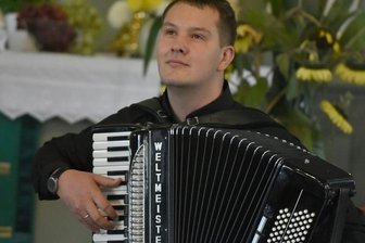Wie Wissenschaftler übers Akkordeon forschen - Richard Wunderlich (Foto), Chef des Klingenthaler Akkordeonorchesters, mit einem Weltmeister-Akkordeon. Beim Spielen erhitzt sich die Luft im Balg des Instruments bis auf 80 Grad Celsius. 