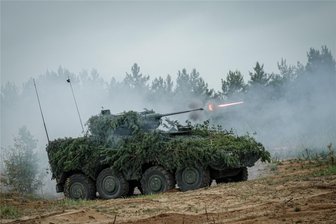 Wie würde im Ernstfall eine Mobilisierung ablaufen? - Ein Radpanzer der Bundeswehr vom Typ Boxer feuert mit seiner Bordkanone. Eine Übung. Doch was ist im Ernstfall? Wie werden genügend Truppen mobilisiert?