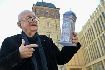 Wie zu DDR-Zeiten: Der Rote Turm von Chemnitz als Bastelbogen - Kurt Völtzke mit dem fertig gebastelten Roter-Turm-Bastelbogen.