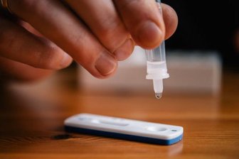 Wie zuverlässig sind Corona-Tests bei Geimpften? - Ein Corona-Schnelltest: Mehr Testsicherheit gibt es beim PCR-Test, dessen Ergebnis in der Regel erst nach 48 Stunden vorliegt. Deren Kapazität wird derzeit nicht ausgeschöpft.