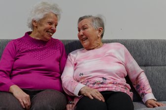 Wie zwei Chemnitzer Schulfreundinnen nach einem halben Jahrhundert wieder zueinander finden - Als Kinder gingen sie zusammen in die Schule, dann verloren sie sich aus den Augen. Fast ein halbes Jahrhundert lang. Durch Zufall trafen sie sich in einer Chemnitzer Tagespflege - und erkannten sich sofort wieder.