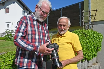 Wie zwei Falkenauer ihre Hände beim Erzgebirgskrimi im Spiel hatten - Hans Weiske und Werner Kroke (rechts) waren beim Krimidreh in Hetzdorf bei Falkenau mit dabei.