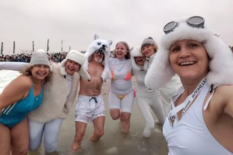 Wie zwei Flöhaer sich auf die Winterschwimmer-WM in Finnland vorbereiten: Eiskaltes Abenteuer im hohen Norden - Ines Fuchs (re.) mit der Gruppe Eisbader, die den Kostümwettbewerb 2026 auf Usedom mit ihrem Polarfuchs-Thema gewonnen haben.