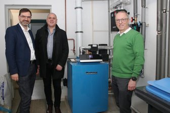 Wie zwei Gemeinden im Vogtland Energie sparen wollen: „Davon profitieren auch die Mieter" - Die Bürgermeister Andreas Gruner (Steinberg), Jörg Kerber (Ellefeld) und Michael Rink (v.l.) kümmern sich ums Energiesparen.