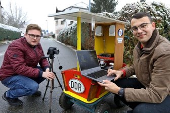Wie zwei junge Männer das Leben in Lichtenstein einfangen - Richard Winkler (links) und Dennis Karatas drehen mit ihrem improvisierten "Übertragungswagen" regelmäßig ihre Touren durch Lichtenstein. Sie wollen zeigen, dass in der Stadt etwas geht. Ihr Programm beinhalt Alltag, Kultur, Wirtschaft, Humor, aber auch lokalpolitischen Themen. 