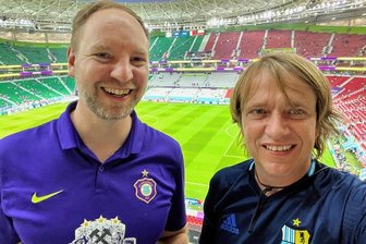 Wie zwei Sachsen die WM in Katar verfolgten - FCE-Fan Marcel Rockstroh und Frank Götze vor der Partie Frankreich - Polen in dem Stadion, in dem auch das Finale gespielt wurde.