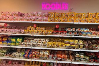 Wie zwei Sachsen einen neuen Hype um Instant-Nudeln ausgelöst haben - Der Star im „Instant Market“ im Leipziger Hauptbahnhof: Instant-Nudeln in allen möglichen Variationen.