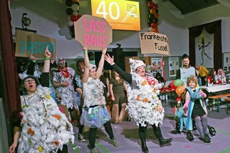 Wie zwei Staubfussel in Frankenstein die Faschingsgeschichte ins Rampenlicht wirbeln -