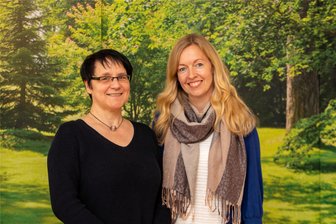 Wie zwei Sterbebegleiterinnen mit der eigenen Trauer umgegangen sind - Maike Bloszies (links) ist eine von derzeit rund 30 Malteser-Sterbe- und Trauerbegleiterinnen und -begleitern. Denise Lanitz koordiniert den Hospizdienst. Beide sagen: In der Natur kann Trauer oft besonders gut verarbeitet werden.