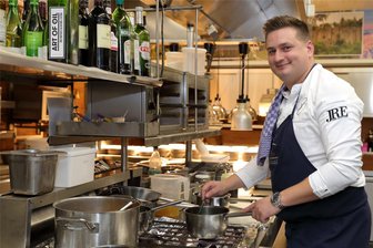 Wie zwei Sterneköche in einem Auer Spitzenrestaurant Gourmetgaumen des Erzgebirges verzaubern - Sebastian Obendorfer in der Engel-Küche. Er hat sich bereits zwei Michelin-Sterne erkocht.