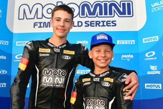 Wie zwei Teenager St. Egidien und Glauchau beim Mini-Motorrad-Weltfinale vertreten haben - Die beiden Nachwuchsrennfahrer Jason Rudolph und Ben Warzecha (von links) haben in Valencia einen besonderen Saisonabschluss gefeiert.