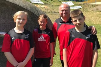 Wie Zwickau den Sommercup zu einem großen Rodel-Fest machte - Der Zwickauer Regionaltrainer Dany Reinhold (hinten) war beim Sommercup mit dem Abschneiden seiner Schützlinge Marlon Berhold, Anna Luisa Goldstein und Florian Tautenhahn (vorn von links) zufrieden. 