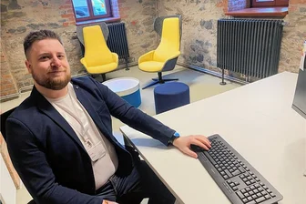 Wie Zwickau in dieser alten Fabrikantenvilla Jungunternehmern beim Durchstart helfen will - Noch ist der Schreibtisch von Daniel Wunderlich leer. Ab Montag wird sich das ändern. Dann wird der junge Unternehmer hier an seinem neuen Arbeitsplatz im Gründerzentrum Webdesigns entwerfen und Webshops bauen. 