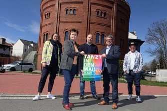 Wie Zwickau sich der Nazi-Demo am 1. Mai entgegenstellt - Stellten vor dem Alten Gasometer das Programm für den 30. April und 1. Mai vor (von links): Oberbürgermeisterin Constance Arndt, Sabine Zimmermann (DGB), Mario Zenner (Alter Gasometer), Ralf Hron (DGB) und Gastronom Andreas Saller. Foto: Mario Dudacy