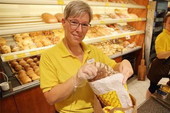Wie Zwickauer dafür sorgen, dass weniger Lebensmittel weggeworfen werden - In die Bäckerei-Tüten der Möbius-Filialen packen die Mitarbeiterinnen wie Heike Körner neben Brötchen, belegten Baguettes oder Croissants auch Kuchen oder ganze Brote.