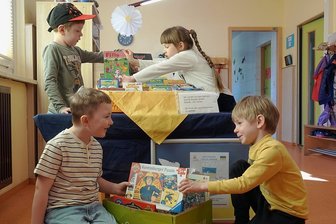 Wie Zwickauer Kinder Geflüchteten helfen wollen - Theodor Roloff, Maddock Friedrich, Eleonore Burda und Theodor Kästner (von links) staunen, wie viele tolle Bücher und Puzzle schon für den Flohmarkt zusammengekommen sind. In anderen Zimmern liegen noch mehr.