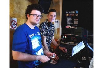 Wie Zwickauer Studenten großes Hollywood-Kino preiswert in Clubraum und Hörsaal bringen - Alexander Amri (l.) und Tom Gester am PC im Zwickauer Studentenclub „Tivoli“ vor dem letzten Studikino-Filmabend des Semesters.