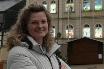 Wie Zwönitz gegen den Leerstand im Einzelhandel kämpft - Anne Walter, Mitarbeiterin im Stadtbüro, hilft dabei, die Zwönitzer City zu beleben.
