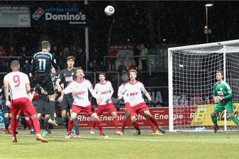 Wieder Abwehrchaos - CFC macht es Köln leicht - Daniel Frahn (Nr. 11) köpft den Ball in Richtung Fortuna-Tor.