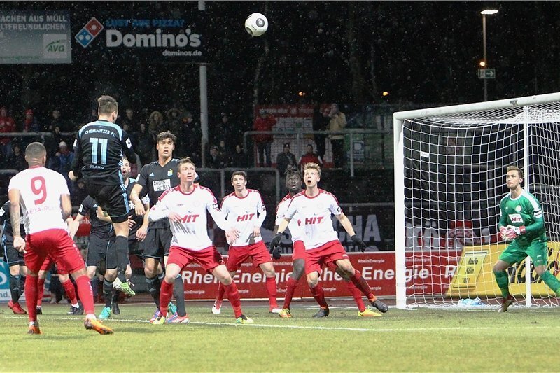 Wieder Abwehrchaos - CFC macht es Köln leicht - Daniel Frahn (Nr. 11) köpft den Ball in Richtung Fortuna-Tor.