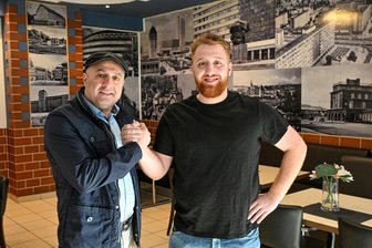 Wieder an der Spitze: Pizza-Kebab-Haus in Siegmar erneut zum besten Lieferdienst von Chemnitz gewählt - Hausgemacht, frisch und in hoher Qualität: Danach arbeiten Mehmet Özkan (v. l.) und Zeki Özkan in ihren Pizza-Kebab-Häusern in der Stadt. Der Traum vom „Besten Döner Deutschlands“ geht weiter.