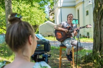 Wieder Auftritt vor Kamera und Fans - Im Jugendzentrum Punkt-West sang und spielte Nicolas Küttler alias Nicolaz seit Monaten wieder vor Publikum. Aber Kamerafrau Julia Schneider filmte den Auftritt, damit er im Internet angeschaut werden kann.
