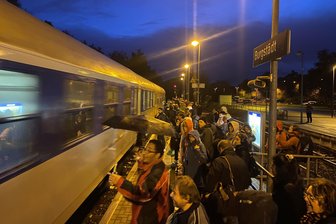 Wieder Bahnchaos zwischen Leipzig und Chemnitz - Ein voller Bahnsteig in Burgstädt. Alle Fahrgäste mussten hier aussteigen und auf den Nachfolgezug warten.