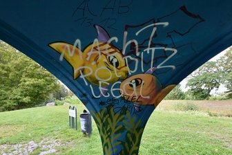 Wieder Beschwerden wegen Rastplatz an der Mulde in Zwickau: Unbekannte beschmieren Pavillon - Unbekannte haben die Meeresmotive am Pavillon mit Sprüchen verunstaltet.