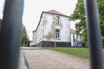 Das Plauener Asylbewerberheim an der Kasernenstraße. Zuletzt wurde dort mehrmals Feuer gelegt.