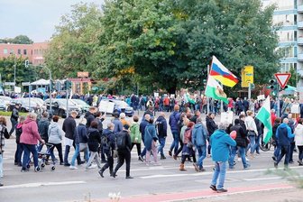 Wieder demonstrieren mehrere Tausend in Chemnitz - Tausende gingen am Montag in Chemnitz wieder auf die Straße. Die Teilnehmerzahl bewegte sich in etwa auf dem Niveau der Vorwoche. Dieses Mal endete der Protest nicht am Schillerplatz, von wo es er gestartet war, sondern auf der Brückenstraße vor dem Marx-Monument.