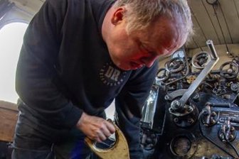Wieder Druck auf dem Kessel - Das weiß jedes Kind: Regelmäßig muss Kohle nachgeschaufelt werden, damit die Dampflok fahren kann. Lokführer Frank Tittel macht's vor.