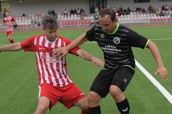 Wieder ein Abstiegsendspiel - Mit 6:3 schickte der FCS um Tim Iser (links) die SpVgg Reinsdorf-Vielau nach Hause. Das war am zweiten Spieltag Ende August. Seitdem warten die Stollberger auf einen weiteren Dreier. 