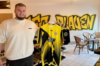 Wieder Einbruch bei Plauener Fußballverein: Wie der VFC der Polizei bei der Tätersuche helfen will - VFC-Geschäftsführer Felix Koppe im Fanshop. Auch dort ist eingebrochen worden.