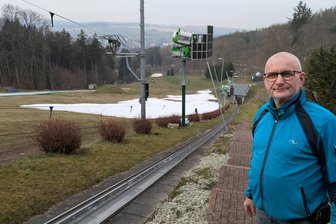 Wieder eine durchwachsene Saison: Augustusburger Skihang soll dennoch seinen Reiz behalten - Noch zeugen letzte Schneereste von einer Skisaison, die sich laut Jörg Hammer wieder einmal „ungünstig gestaltete".