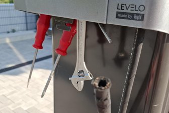 Wieder Fälle von Vandalismus am Werdauer Bahnhof - Stadt erstattet Anzeige - An der Fahrrad-Reparatursäule am Werdauer Bahnhof fehlen Teile.