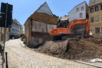Wieder frei im Mai: Marktstraße in Hainichen ist nicht mehr gesperrt - Die Marktstraße in Hainichen ist wieder fei, das marode Haus Am Damm 1 wurde abgerissen.
